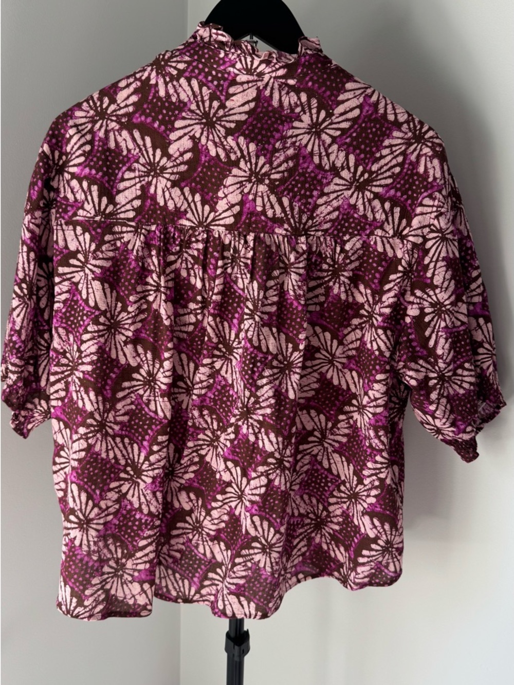 Xirena Floral Print V-Neck Women’s Blouse in Pink and Brown - Picture 9 of 10